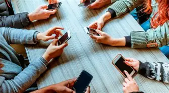 Resultado de imagem para Viciados em Notificações: O Impacto Invisível do Celular na Saúde Mental