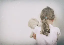 Resultado de imagem para criança menina deprimida em um canto