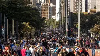Resultado de imagem para pessoas andando brasil